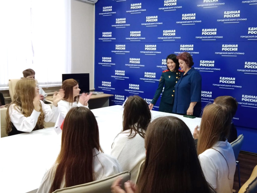 Урок мужества в Ступине: Герой России Людмила Болилая встретилась с десятиклассниками