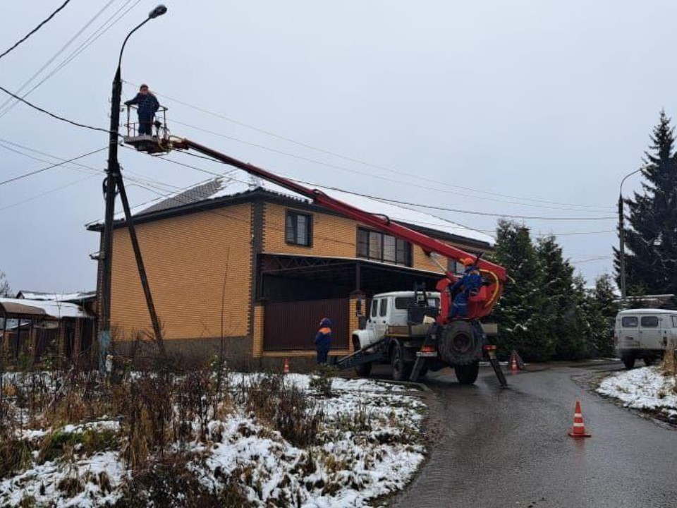 Светлое будущее поселка: как в Любучанах модернизировали электросети — от проводов до кустов
