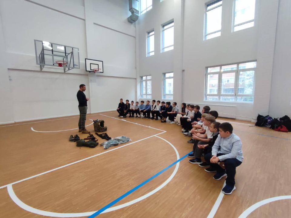 Люберецкие ветераны СВО объяснили школьникам принцип сборки и разборки автоматов