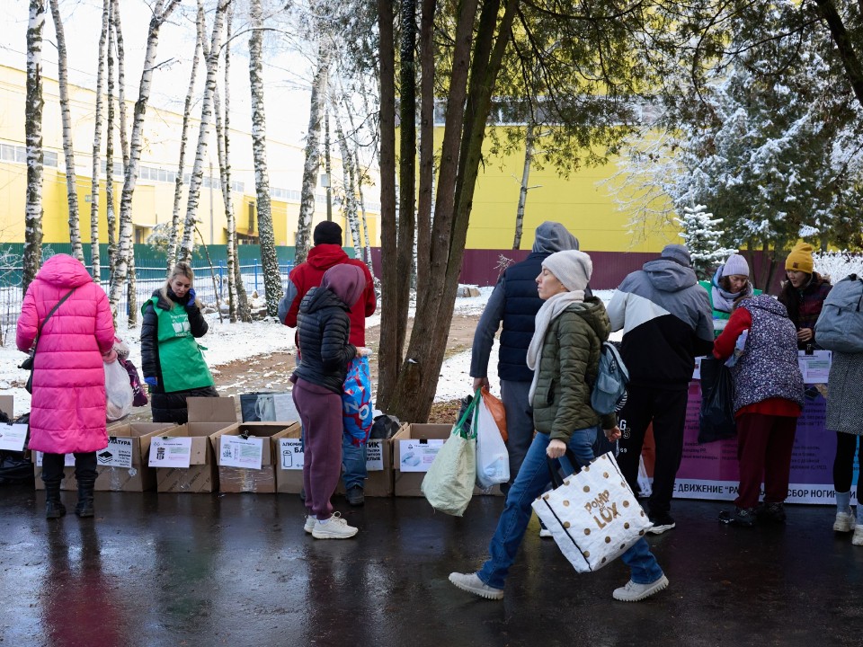 Воскресный будильник для мусора: зачем жители поселка Зеленый каждое 4-е воскресенье несут пакеты к ДК