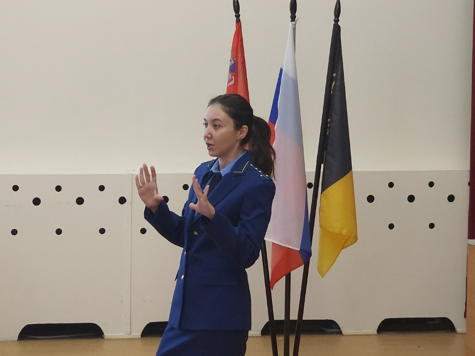 Прокуроры научили школьников Химок бороться с кибермошенниками