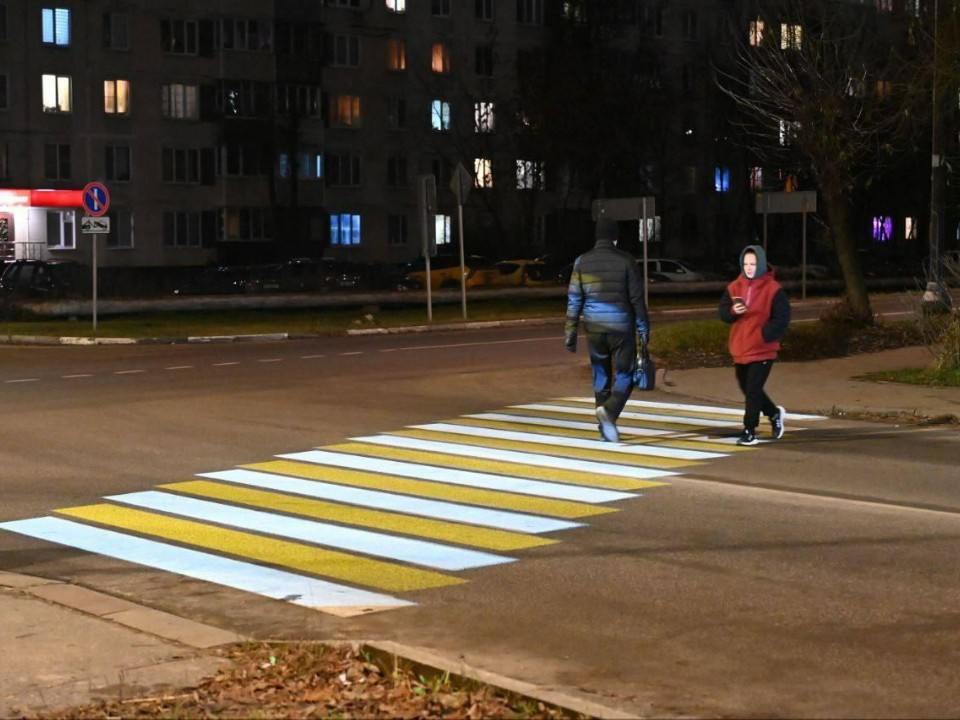 «Зебры» лучше видно: в Серпухове установили мощные проекторы на пешеходных переходах