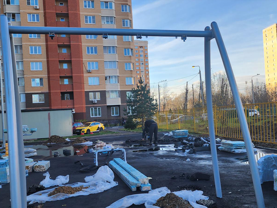 В микрорайоне Хлебниково завершают очередной этап работ на детской площадке