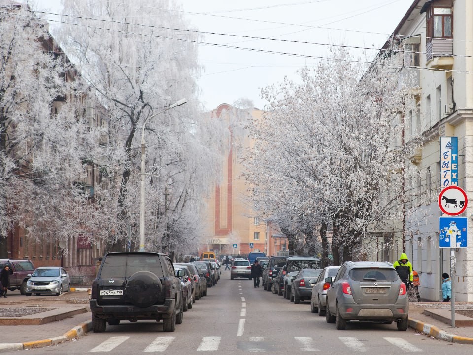 Водителей в Подмосковье призвали не выезжать на летних шинах