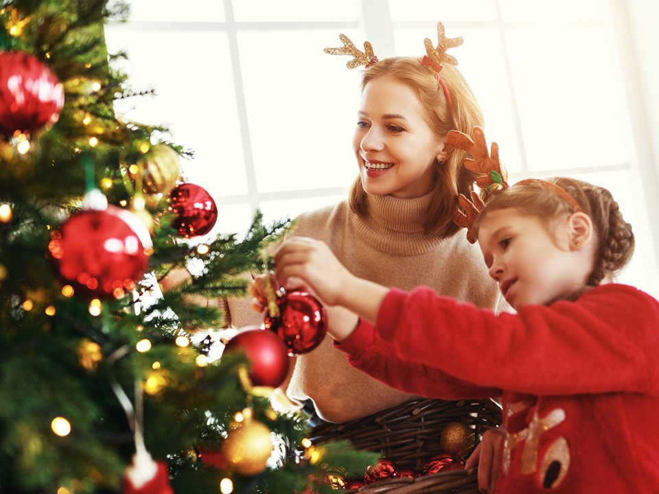 Сколько стоит арендовать новогодние елки и украшения в Подмосковье