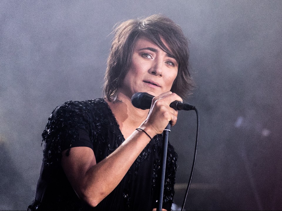 «Корабли в моей гавани жечь»: иноагент Земфира* сбывает имущество в России