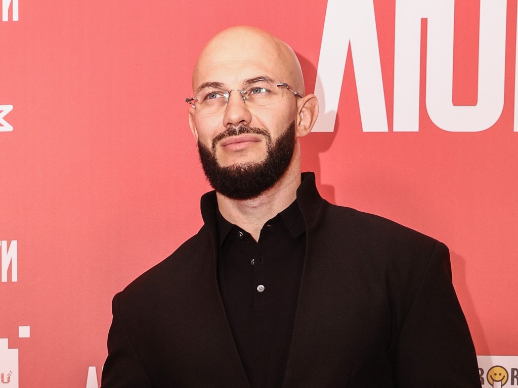 «Отрывается, пока Оксана не рядом»: Джиган устроил танцы с девушками на свадьбе друзей