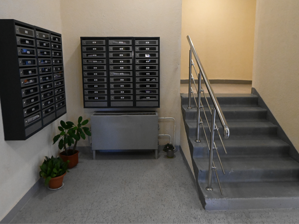 В подъездах дома №9к1 по улице Кирова отремонтировали полы, ступени и лестницы