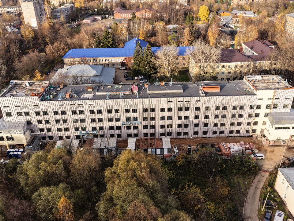На улице Амбулаторной кипит работа: старый акушерский корпус готовят к новой жизни в новом статусе