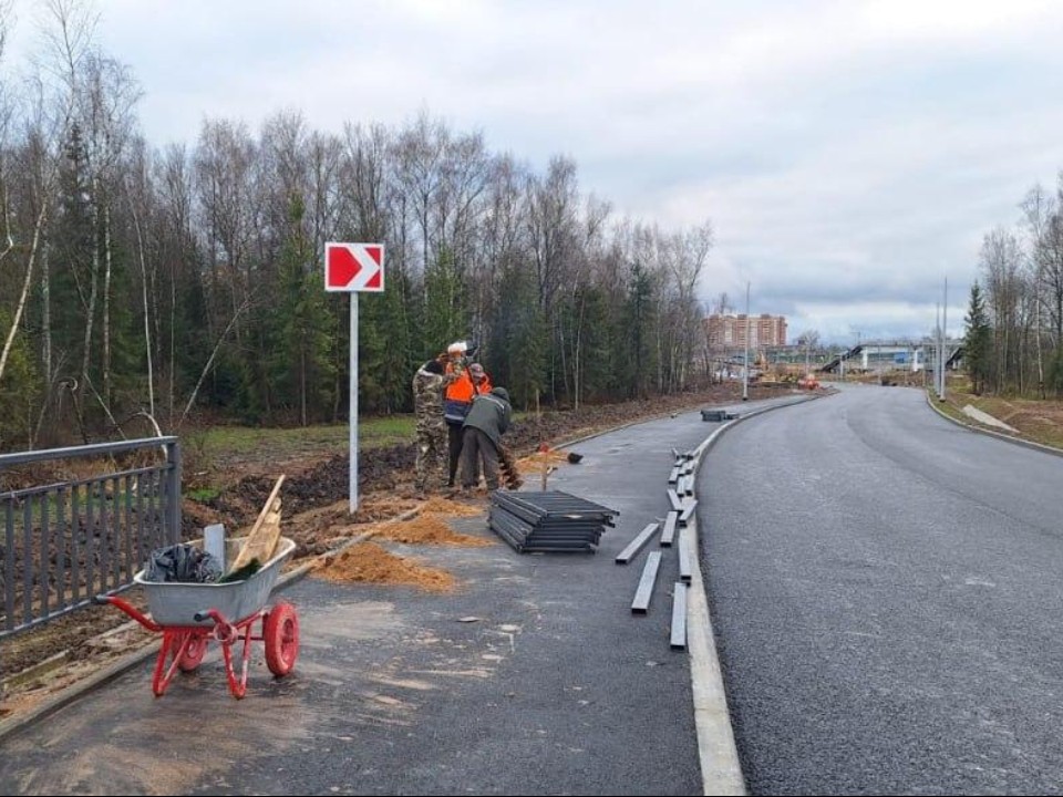 На Северном подъезде к Лобне начали строить тротуары