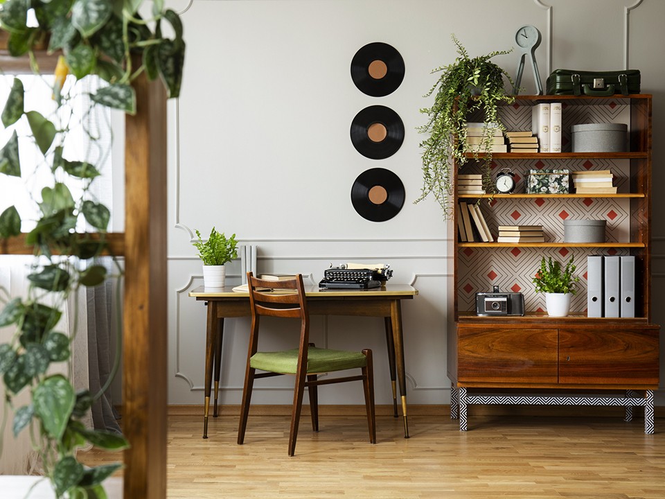 Комоды, кресла и массивные люстры: жители Подмосковья скупают советскую мебель