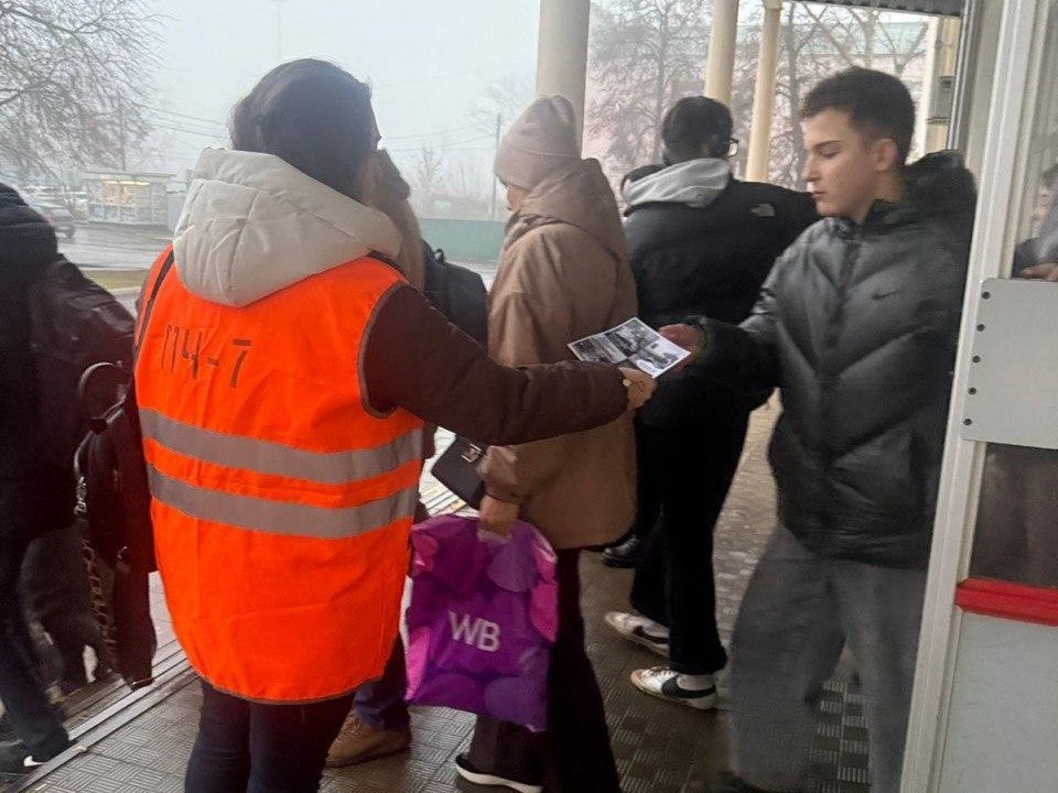 Более 100 листовок за один день: как в Апрелевке напоминают о главных правилах безопасности