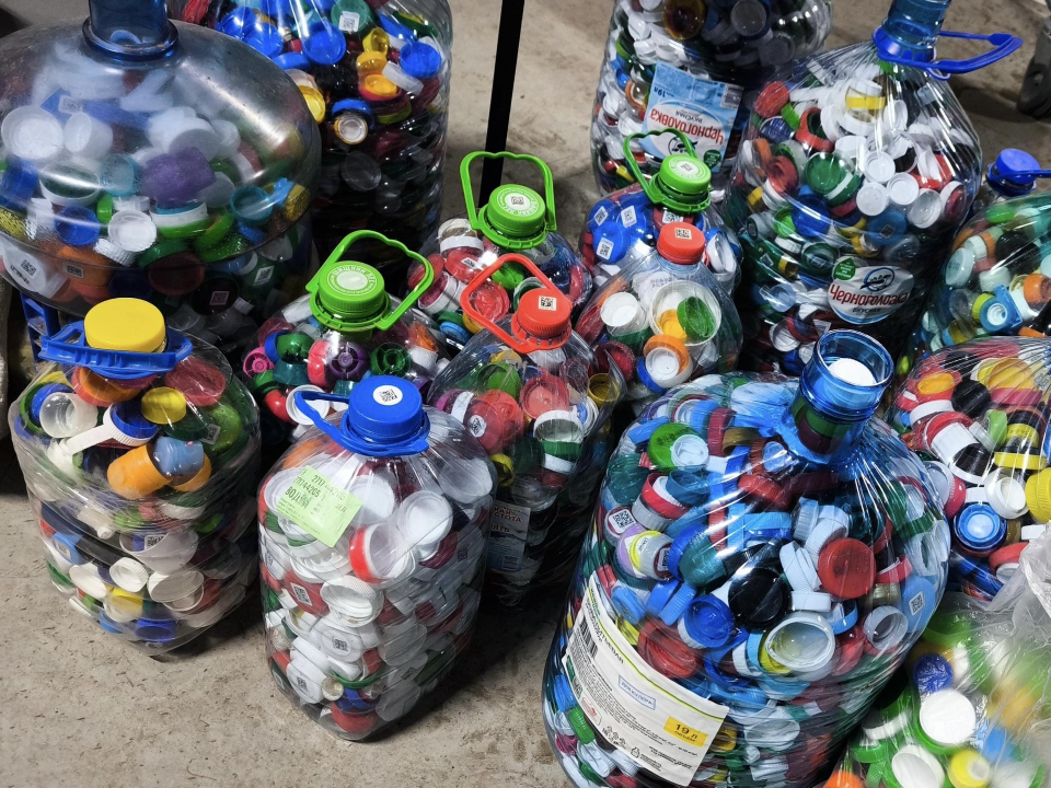 Полтонны бумаги и горы крышек: как жители Трехгорки превратили отходы в помощь детям