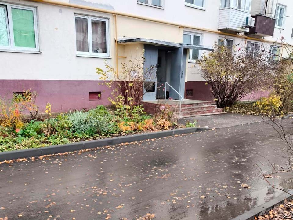 На улице Банковской у дома демонтировали торчащий кусок арматуры