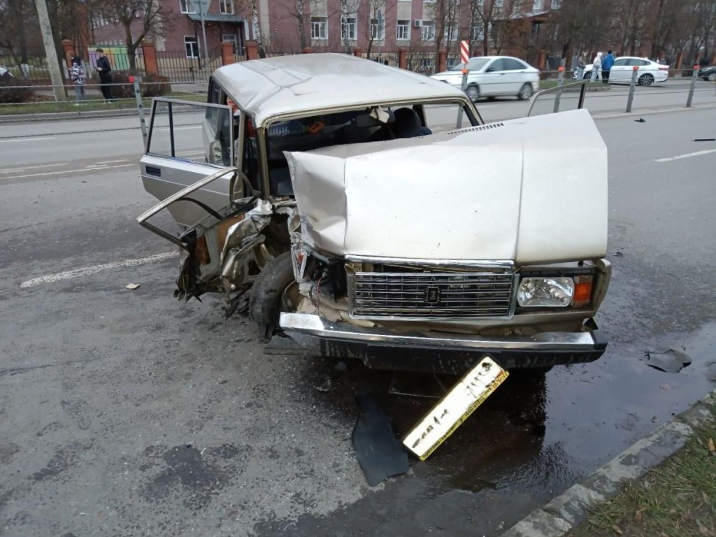 Спасатели помогли пенсионерке выбраться из искореженной машины в Егорьевске