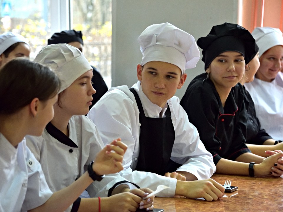 «Думал, повар — это просто готовить еду»: чему научили школьников на профориентации в колледже