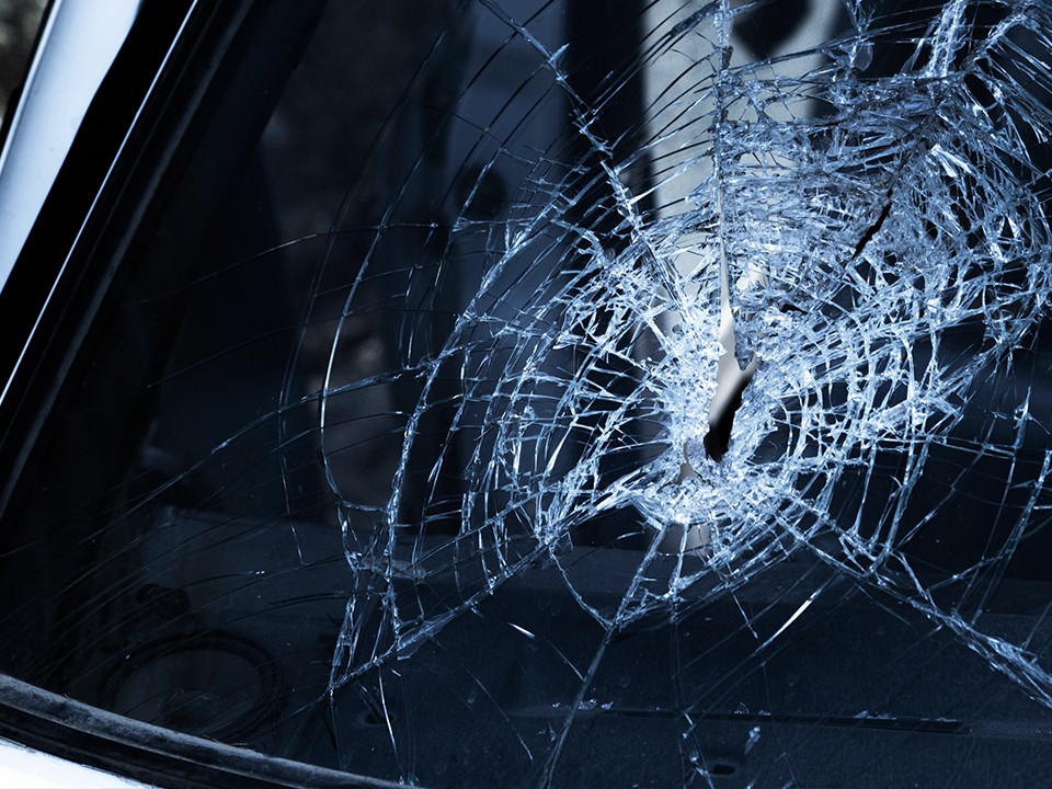 Разбила машину, подожгла дом и напала с битой: жителя Красноармейска преследует экс-супруга