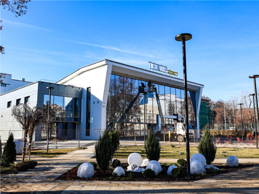 Рабочие высаживают новые растения и обрамляют лавочки в сквере перед театром «ФЭСТ»