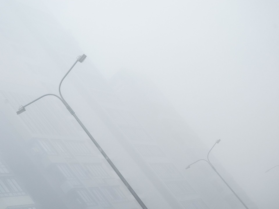 Как безопасно передвигаться в тумане: рекомендации автоэксперта