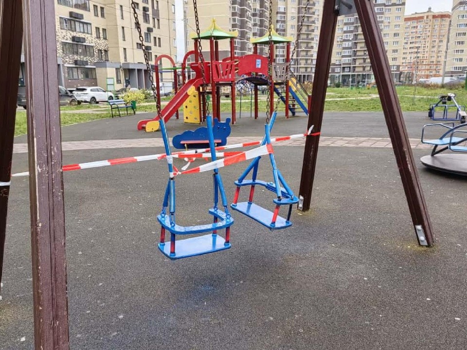 В Свердловском после обращения жителей починили спинку на детских качелях