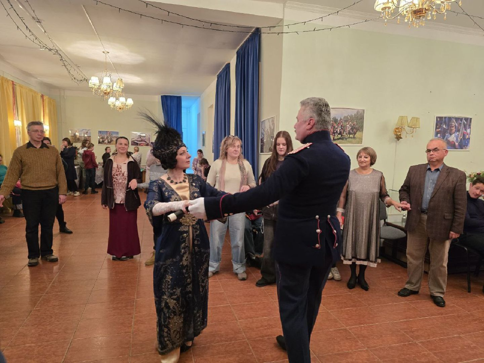 От вальса до дабки: жителей и гостей Можайского округа научили танцам XIX века в День народного единства