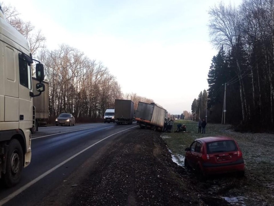 Металл согнулся, а спасатели — нет: как пожарные «Мособлпожспаса» вытащила водителя из ловушки в Ступине