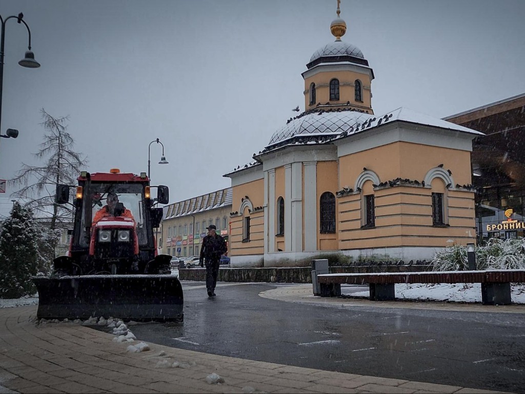 Коммунальщики Бронниц расчищают улицы после ночного снегопада