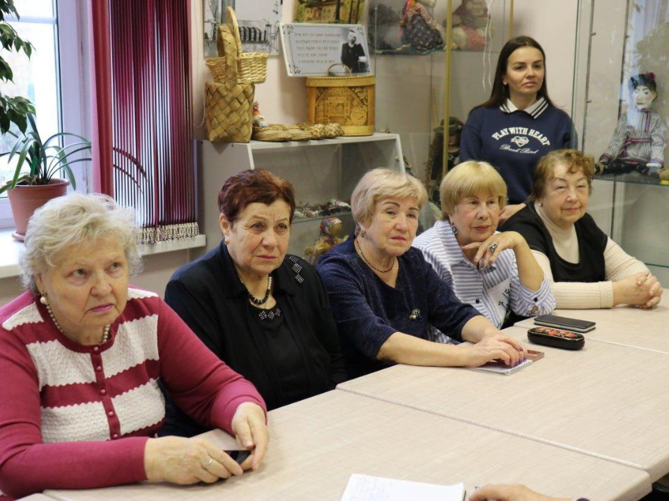 «Госуслуги» на ладони: ветераны Истры получили чек‑лист по социальным выплатам