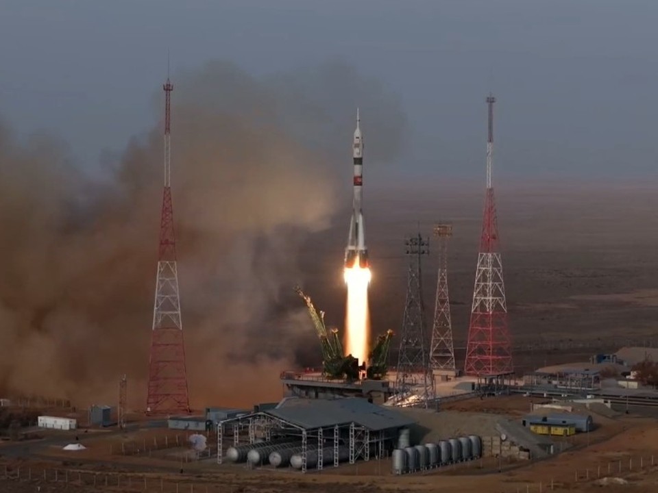 Украшенный рисунками детей корабль с подмосковным космонавтом успешно взлетел