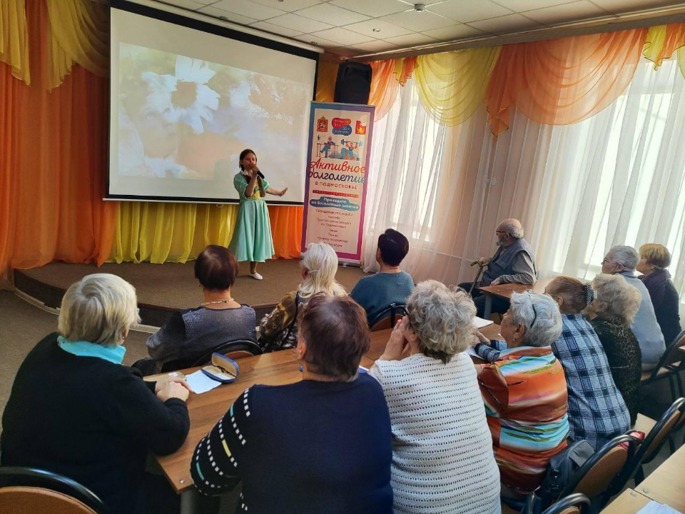 Когда музыка соединяет сердца: чем удивили дети участников «Активного долголетия» на творческом вечере