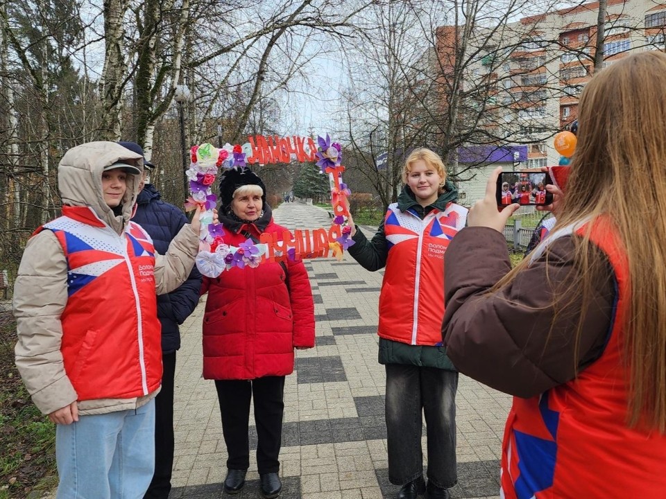 Волонтеры Протвина креативно поздравили горожанок с Днем матери