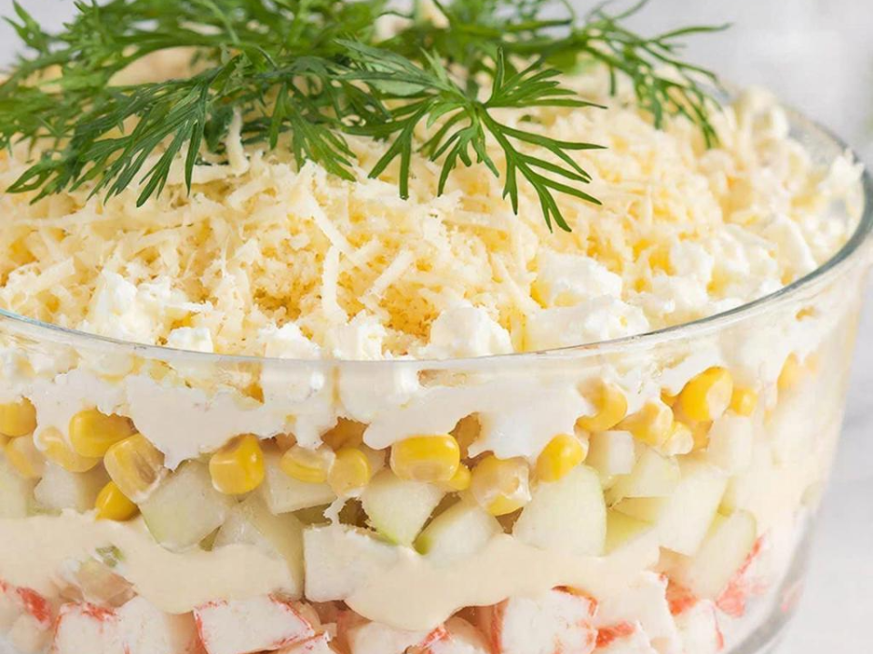 Крабовые палочки, яблоко и сыр — собираем салат «Снежная королева»: выглядит нарядно, а готовится без суеты