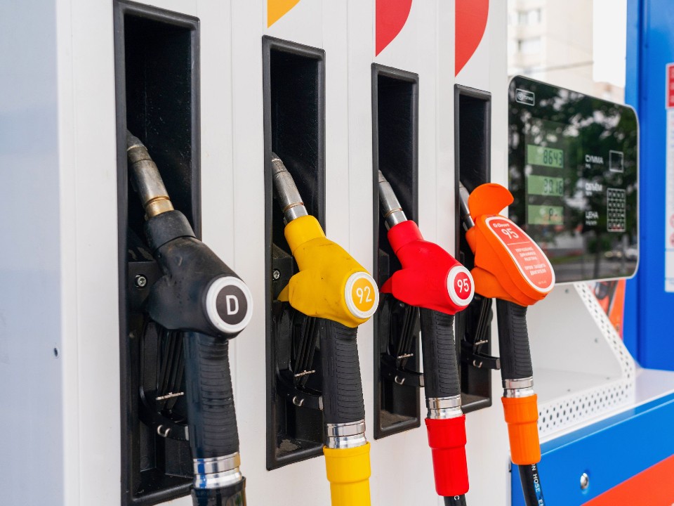 Бензин упал в цене? Стало известно, каким топливом теперь стоит заправляться