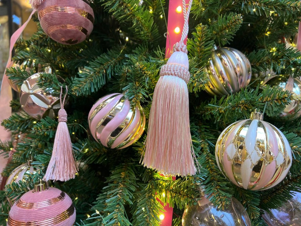 Горячее предложение для ленивых: наряженные новогодние елки появились в продаже