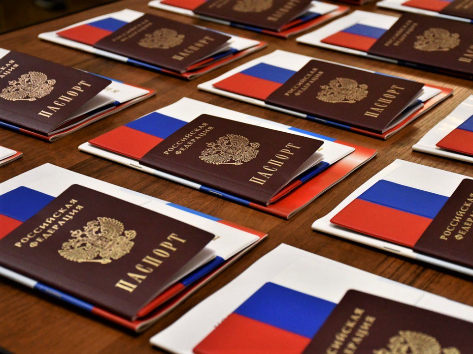 Шесть подростков получили первые паспорта от главы наукограда