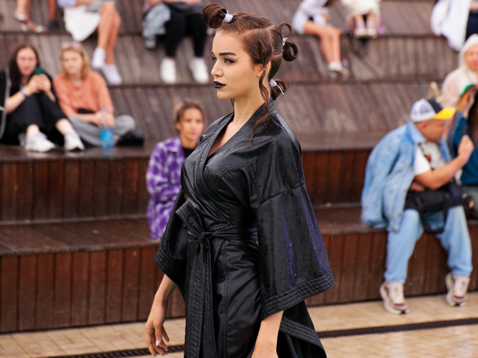 Последний писк: плащ-палатки вошли в моду в столичном регионе