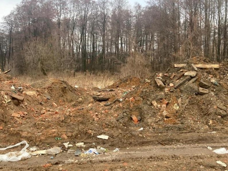 Свалили и забыли: в Краскове инспекторы обнаружили очередную тайную свалку