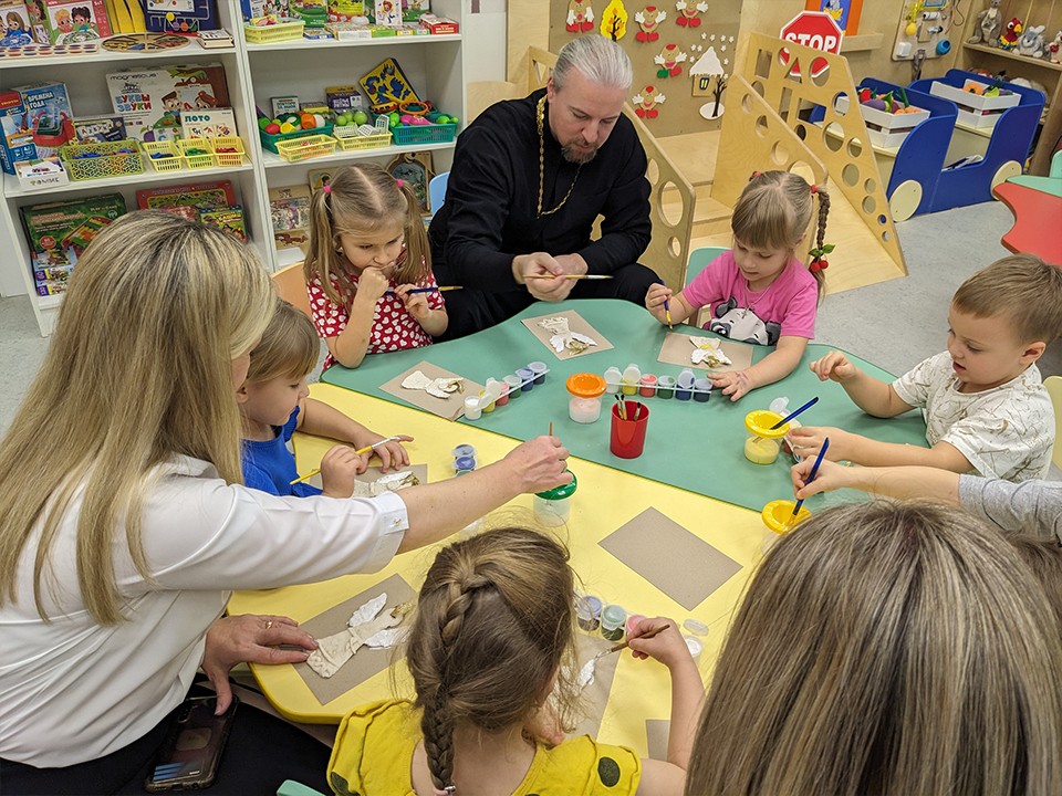 Необычный мастер-класс со священником собрал детей в ступинском саду «Лесная сказка»