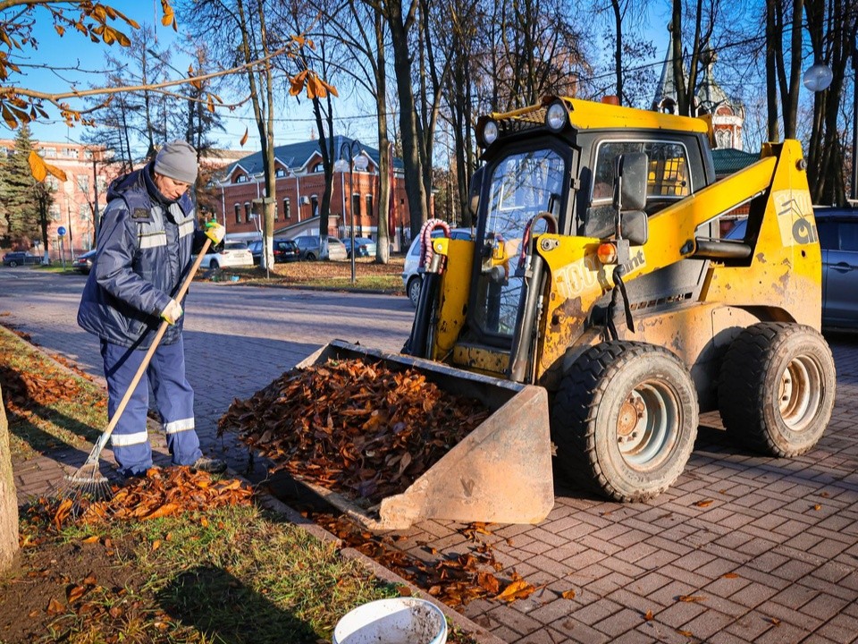 Клинские дворы очистили от опавшей листвы