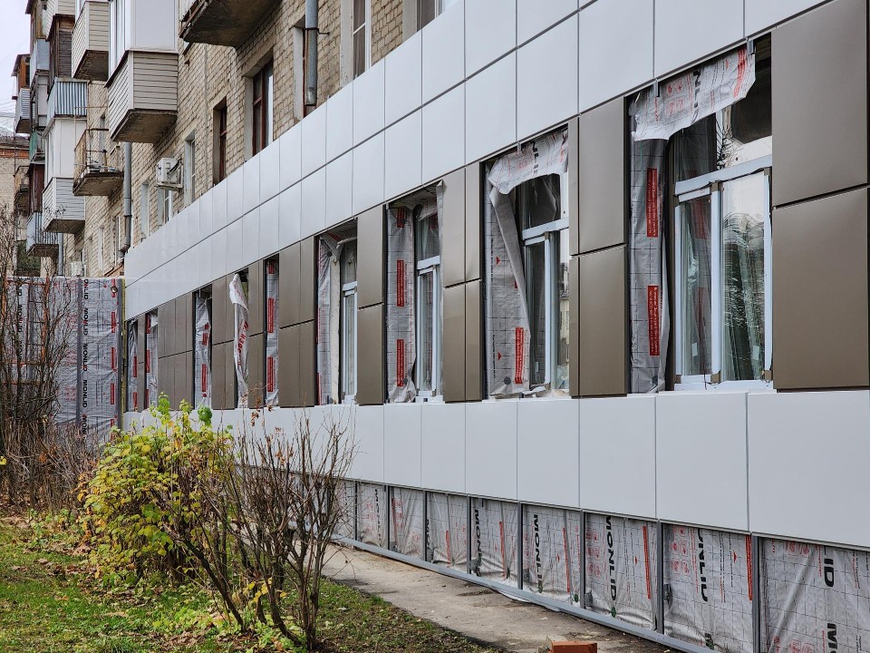 В детской поликлинике Электростали начали обновлять фасад