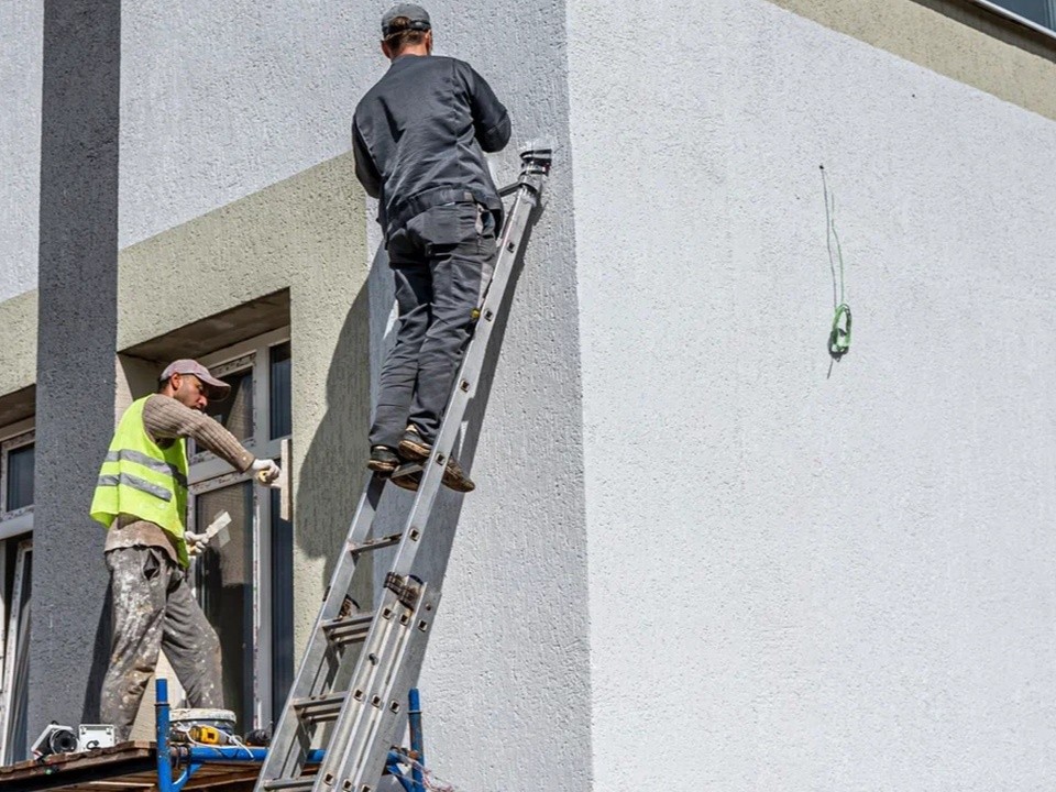 Что сделают в домах Истры до конца года: планы по ремонту швов и фасадов