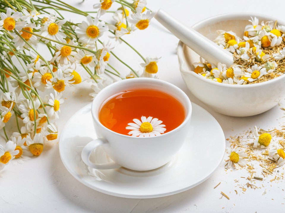 Насколько эффективны ромашка и валериана в борьбе с бессонницей, пояснил врач