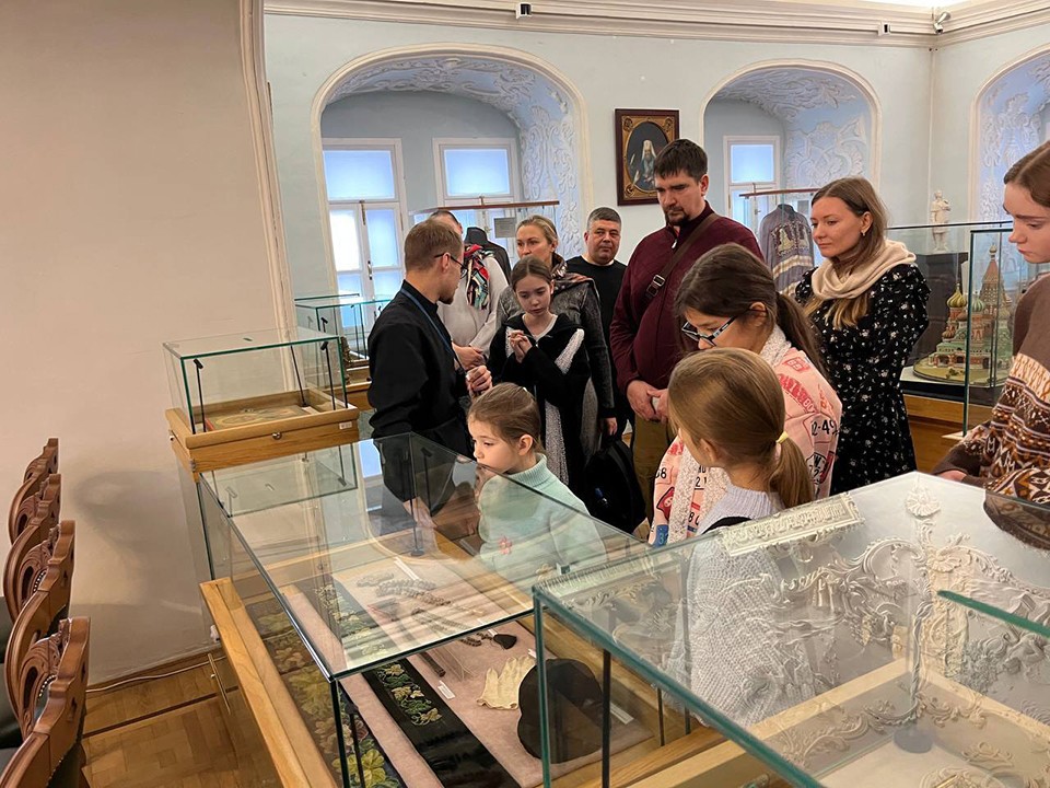 Фрагмент библейской реликвии увидели паломники из Пушкино на экскурсии в Подмосковье