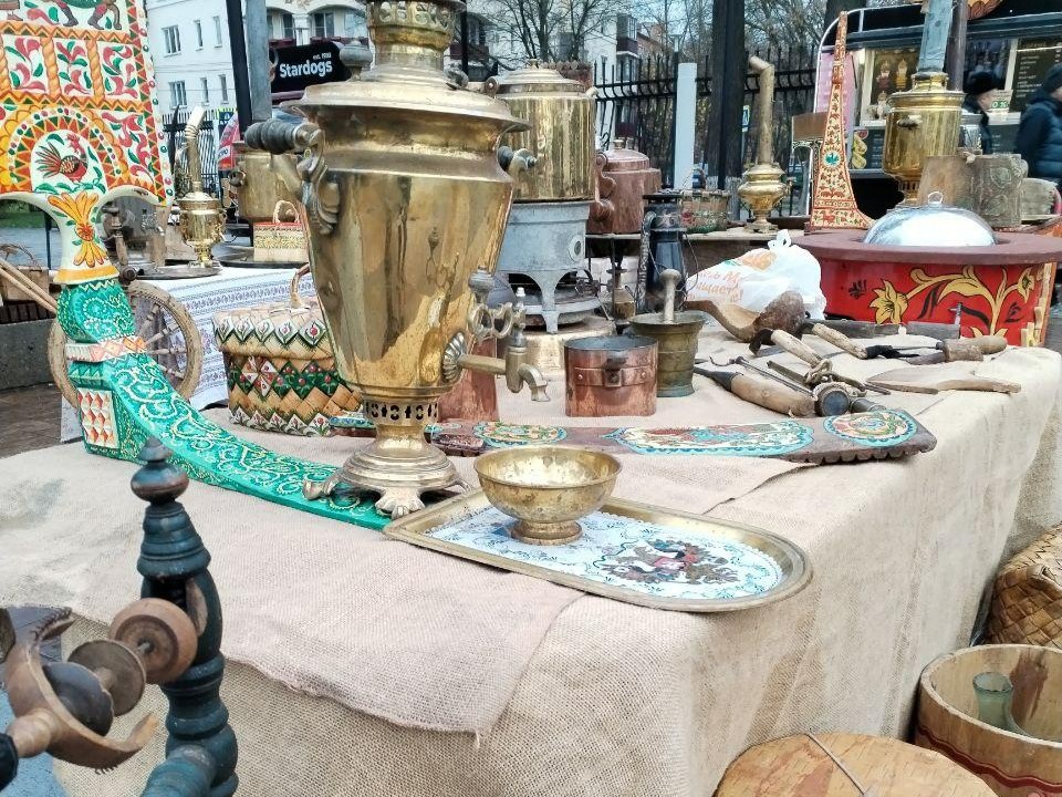 Царские самовары и лубяные коробы: уникальная коллекция собрала множество зрителей в подольском парке