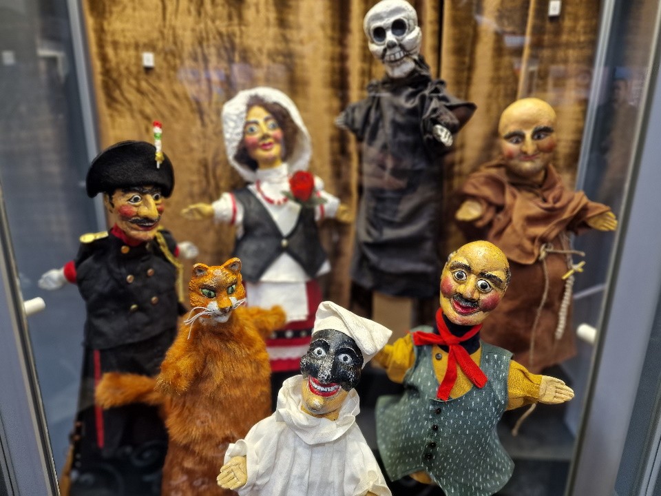 Театральная студия приглашает маленьких зрителей на кукольный спектакль