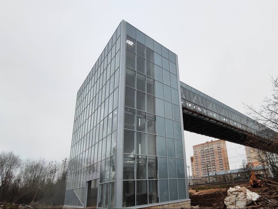 Где раньше перебегали, там будут спокойно переходить: когда отроется новый надземный переход с лифтами в Лобне