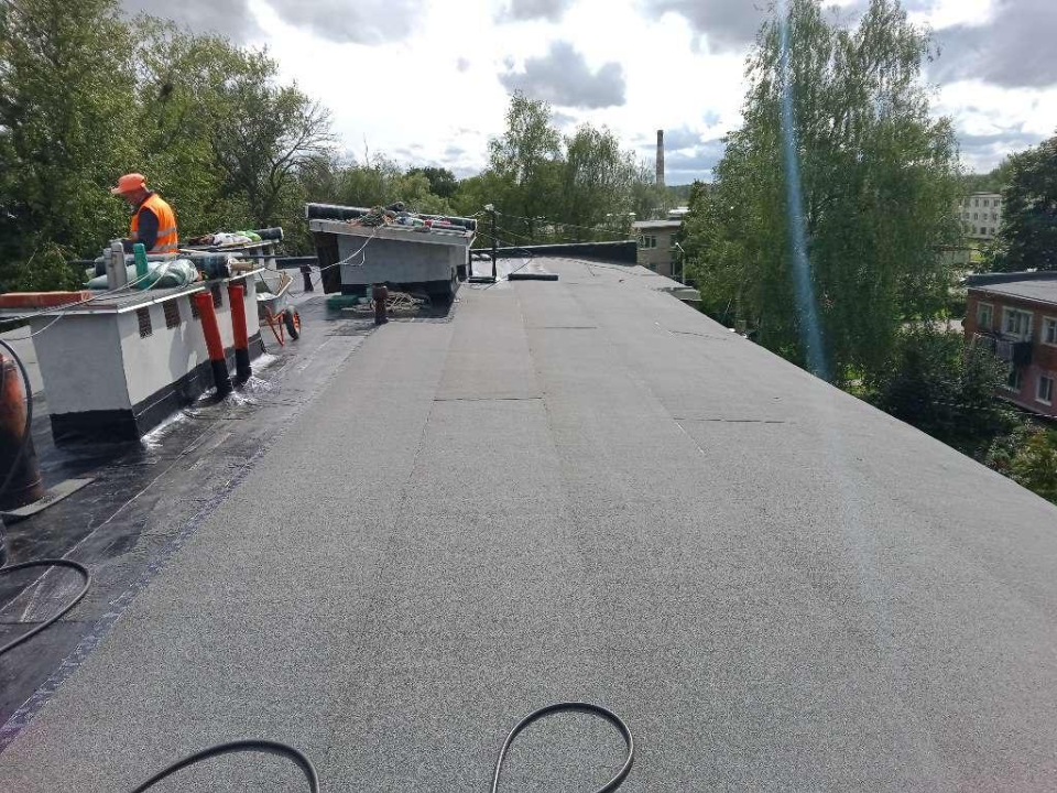 В доме на Центральной полностью обновили кровельный пирог: утепление и новое покрытие уже готовы к холодам