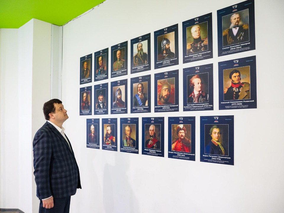 Укрепляем историческую память: в школах Химок установили новые патриотические стенды