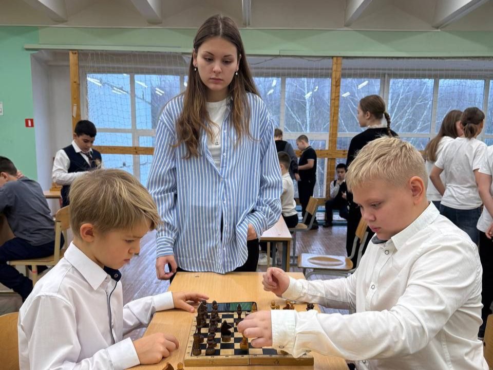 Школьники примерили на себя профессии спасателей и сыграли в шахматы