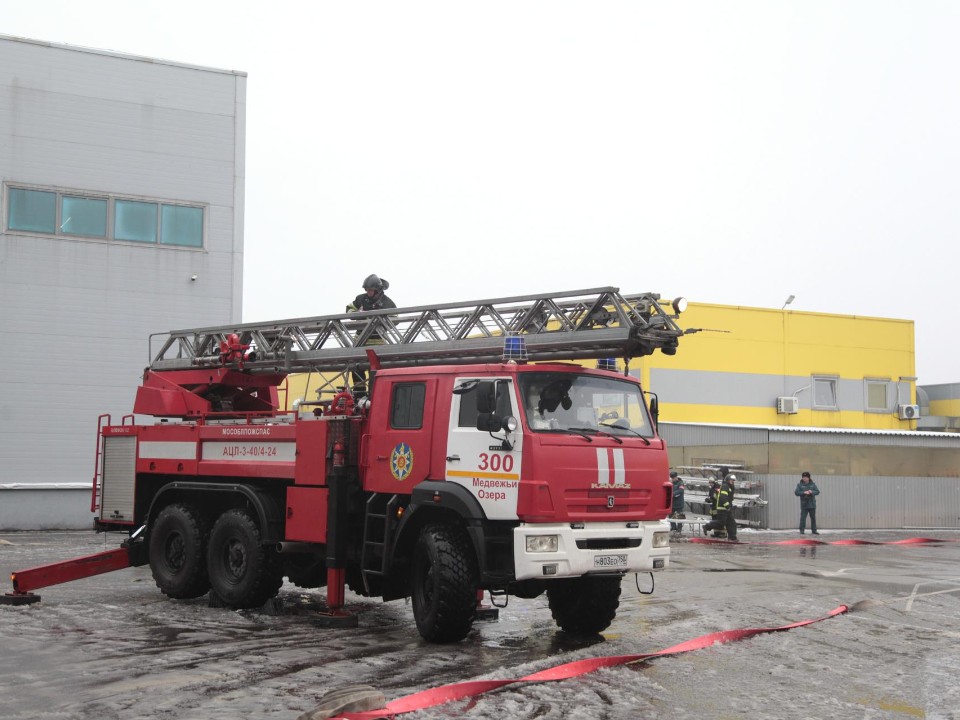 Когда дым — учебный: масштабный «пожар» на мебельной фабрике в Щелкове проверил готовность спасателей